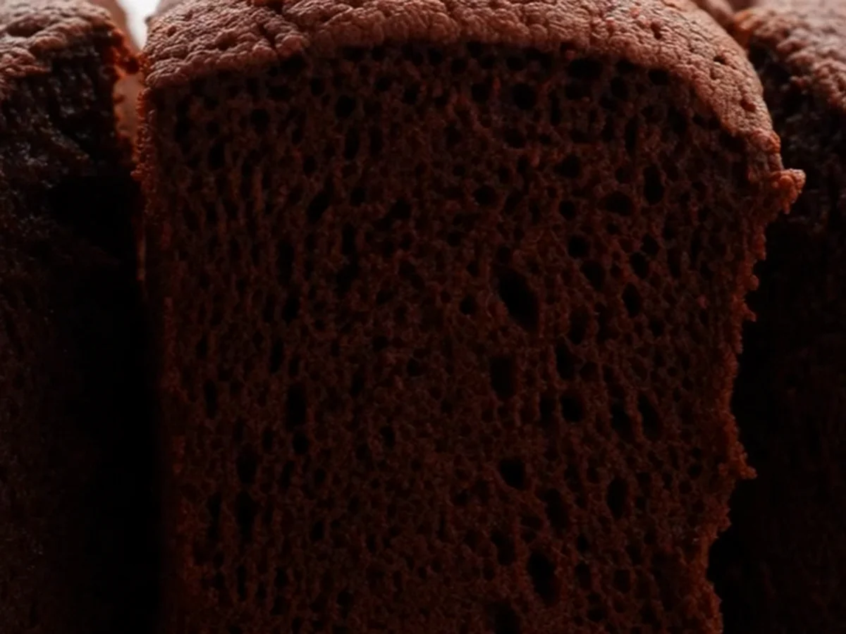 Dunkler Bananenkakao-Kuchen mit feiner Porosität