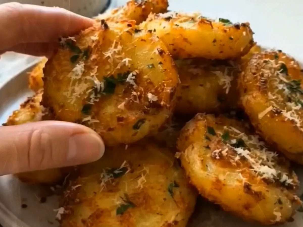Gebackene Kartoffelklöße mit Kräuterduft und Käse