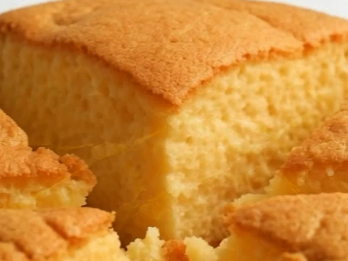 Goldener luftiger Bananenkuchen aus dem Ofen