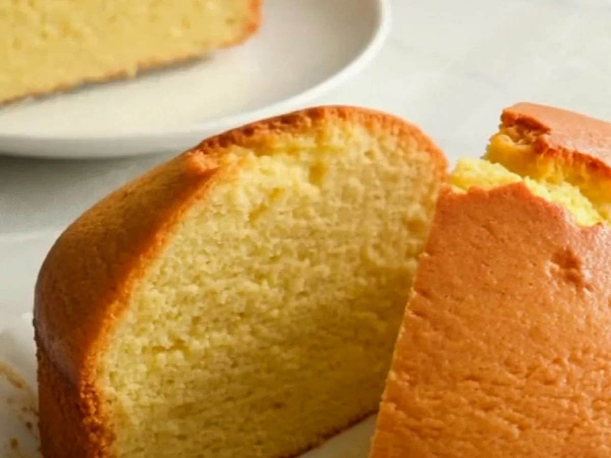 Goldener Vanillekuchen mit luftiger Krume