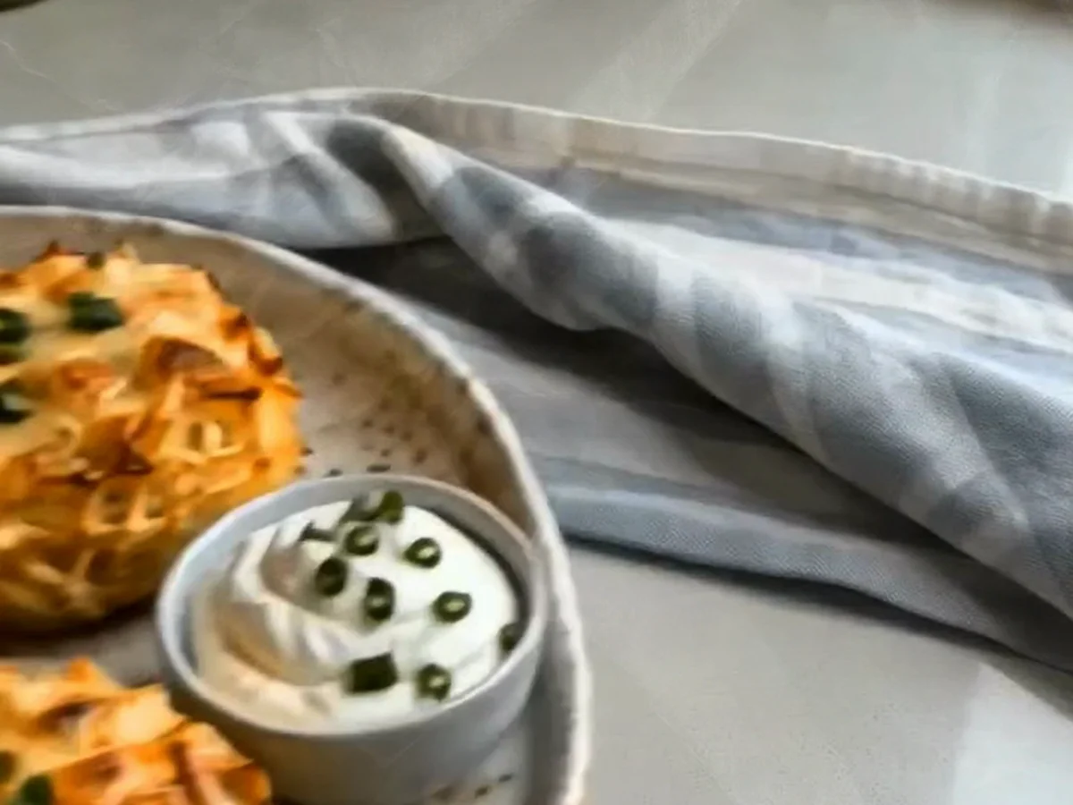 Knusprige Kartoffel-Hähnchen-Taschen mit geschmolzenem Käse