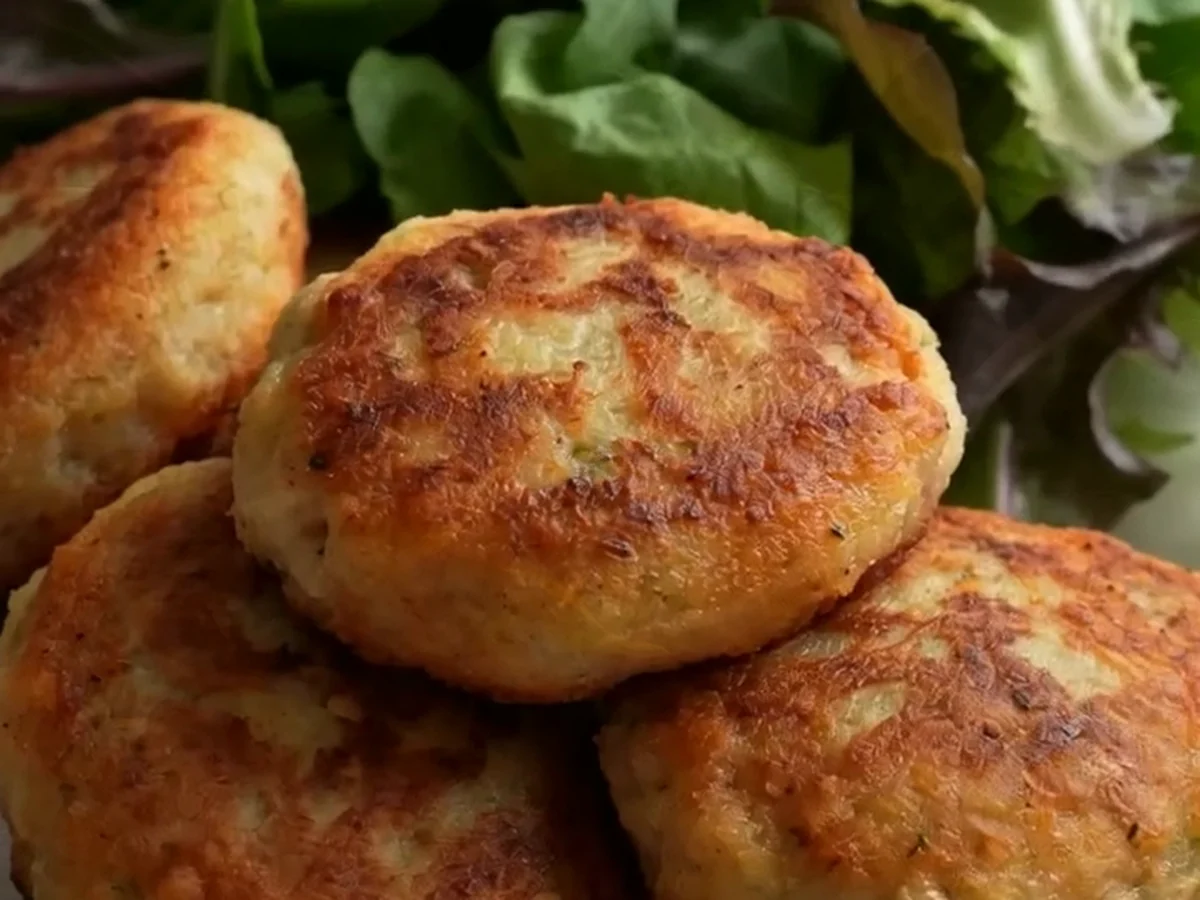 Knusprige Kartoffel-Thunfisch-Pfannkuchen mit cremiger Füllung