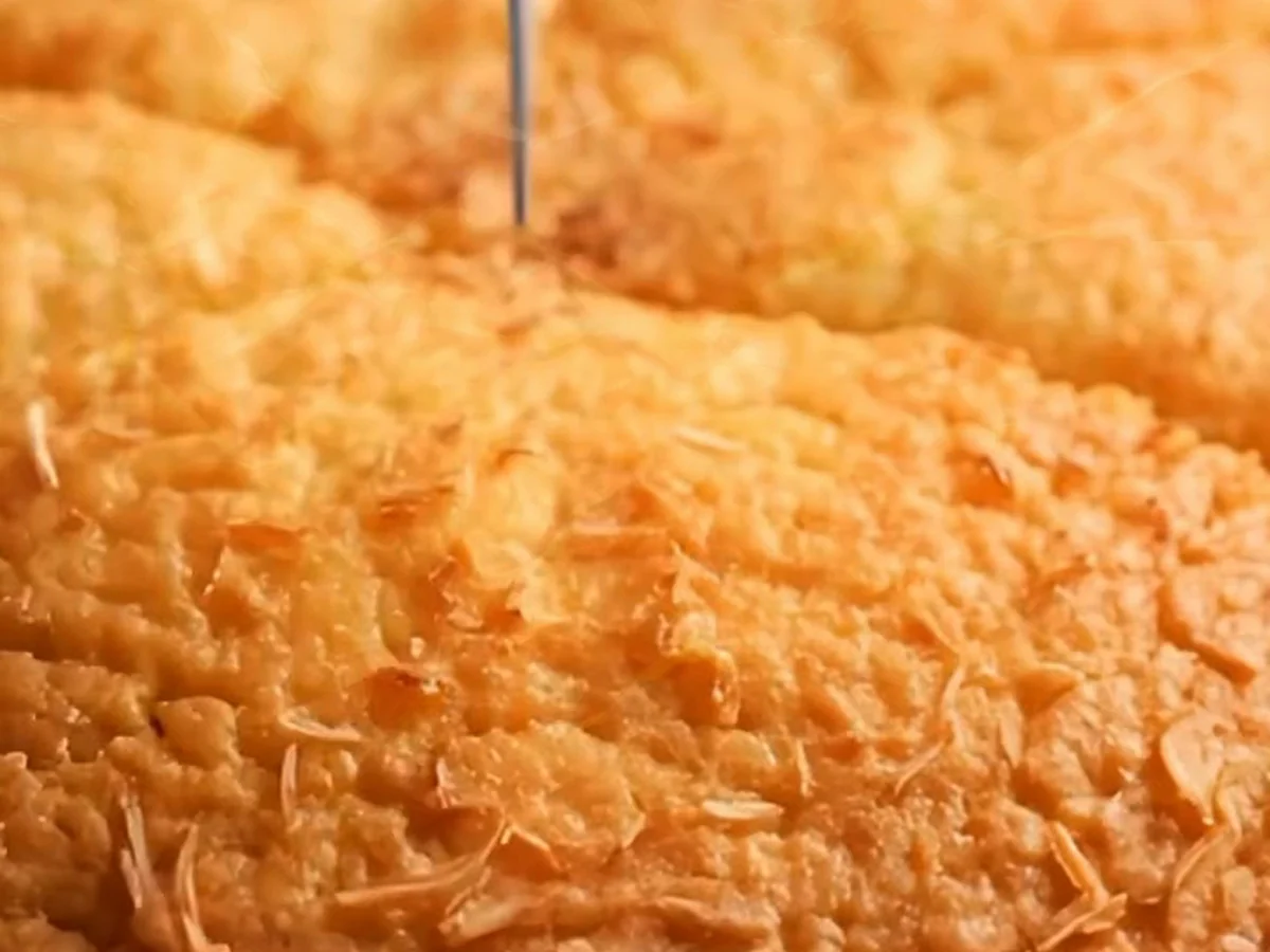 Knuspriger Bananen-Kokos-Kuchen aus dem Ofen