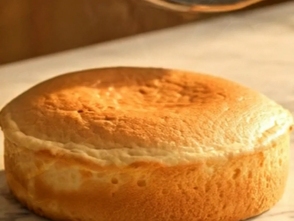 Milchiger Bananenkuchen mit goldener Kruste