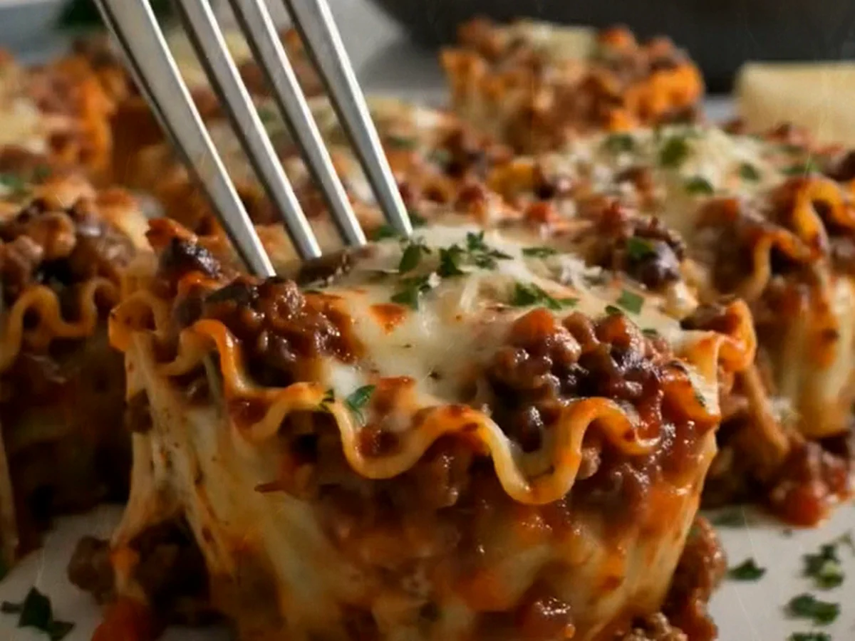 Mini Lasagne Rollen mit knuspriger Käsekruste